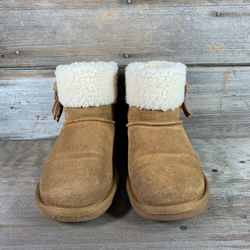 Minnetonka Faux Fur & Suede Side Fringe Boots - Picture 2 of 8